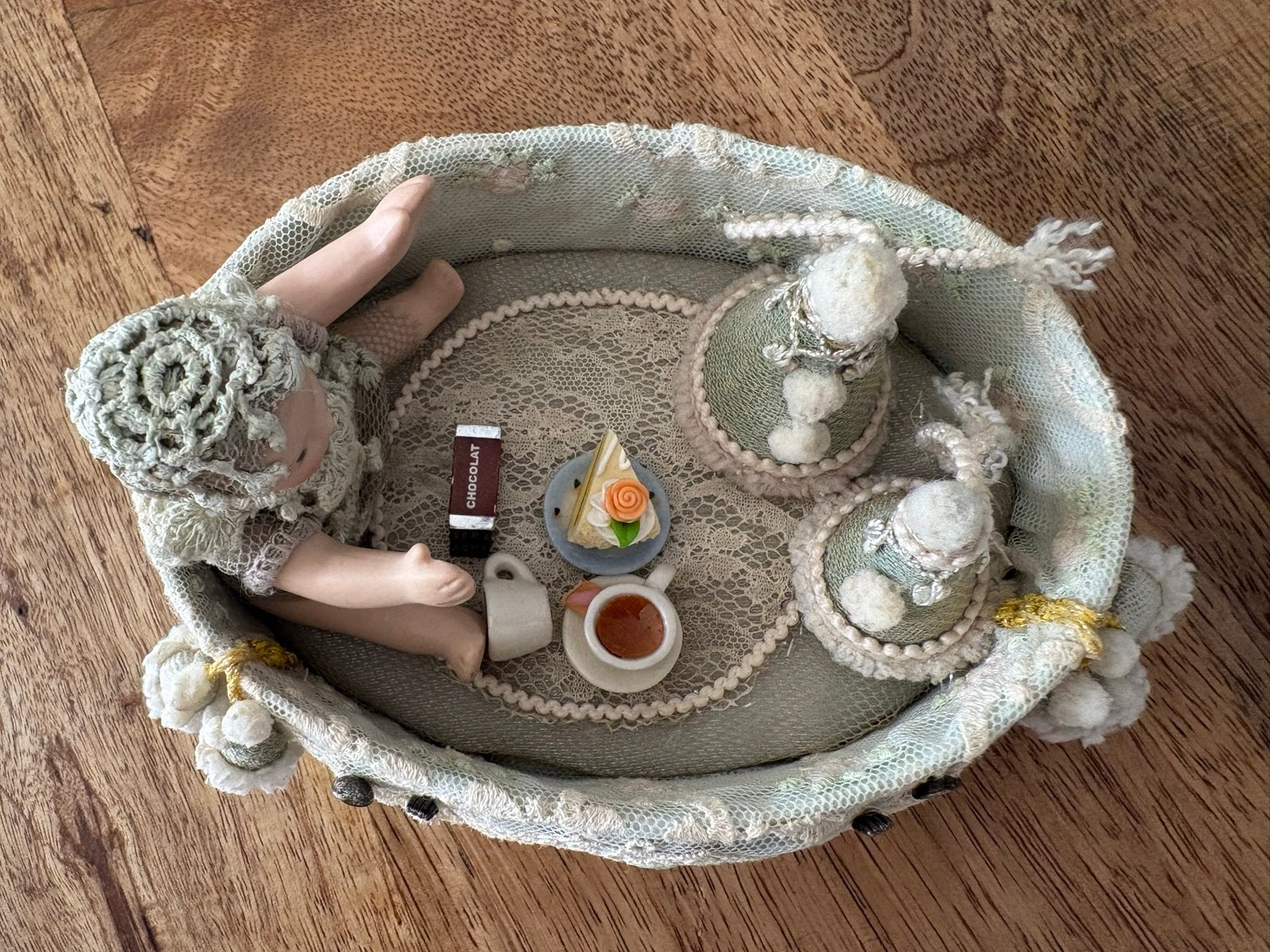 Vintage Miniatuur bisque  Popje in Mandje met Accessoires, Ophalen of Verzenden, Gebruikt, Pop
