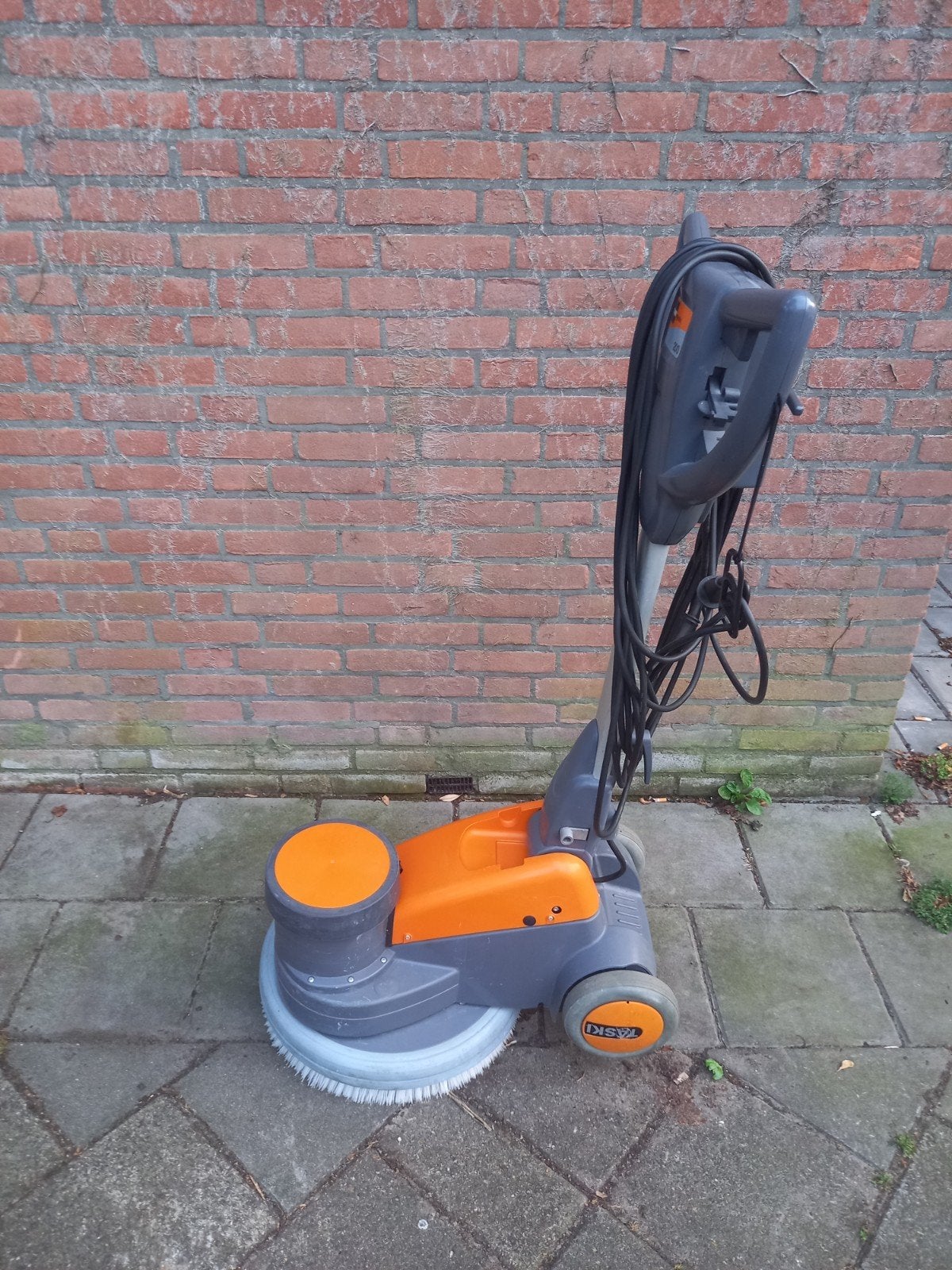 Taski Ergodisc 200 Eenschijfmachine

Goedwerkende machine, Ophalen, Gebruikt, Schrobmachine