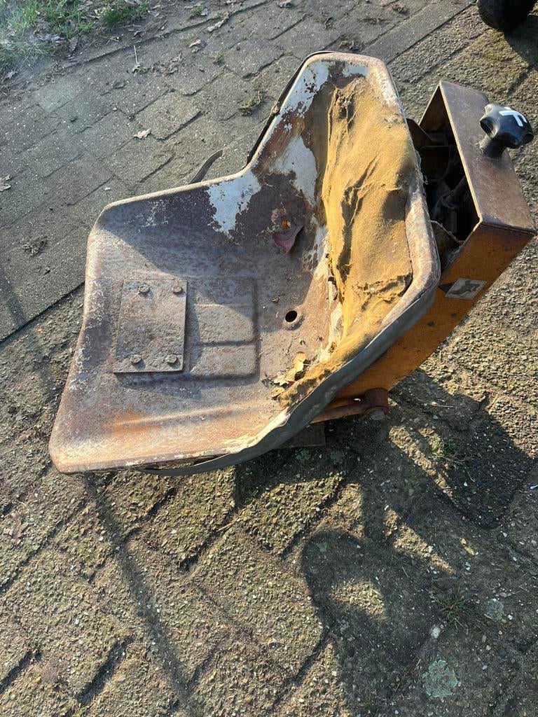 Stoel zitting te koop tractor heftruck zitmaaier, Ophalen, Zo goed als nieuw, Metaal