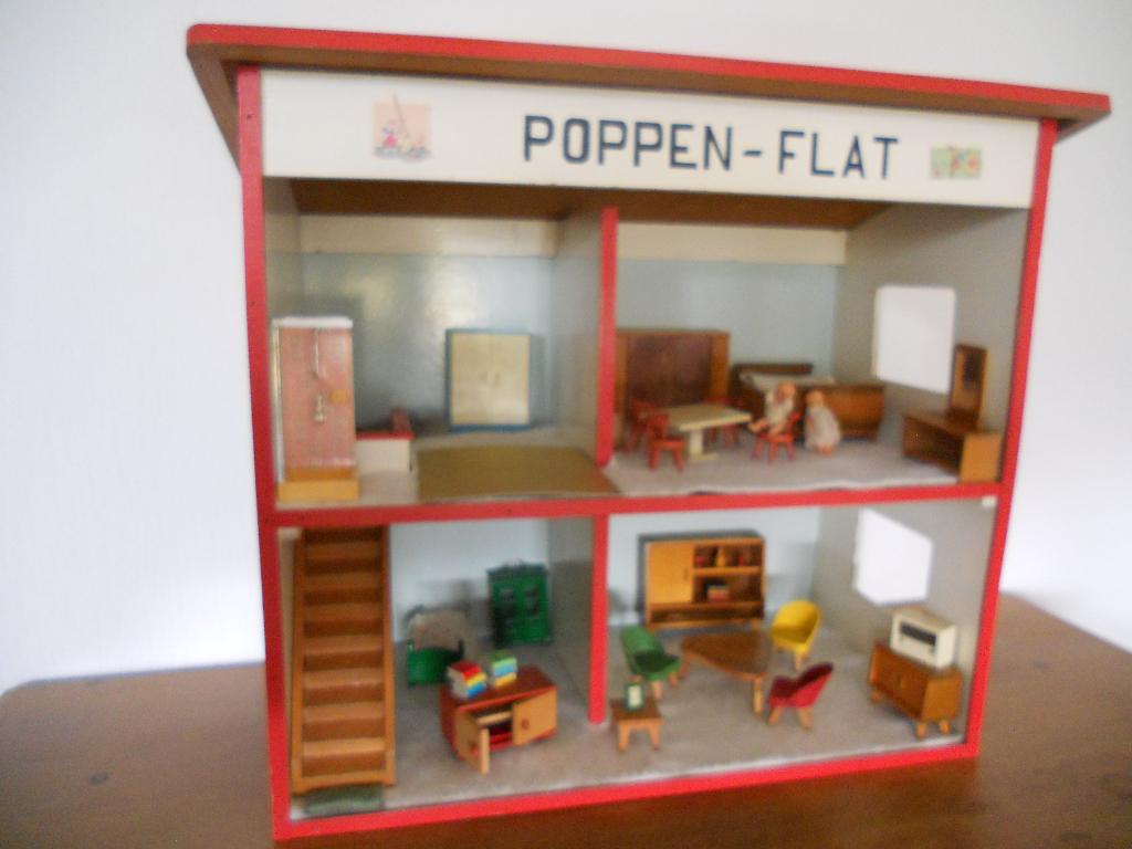 houten poppenhuis poppenmeubeltjes poppen jaren '70, Ophalen, Gebruikt, Poppenhuis