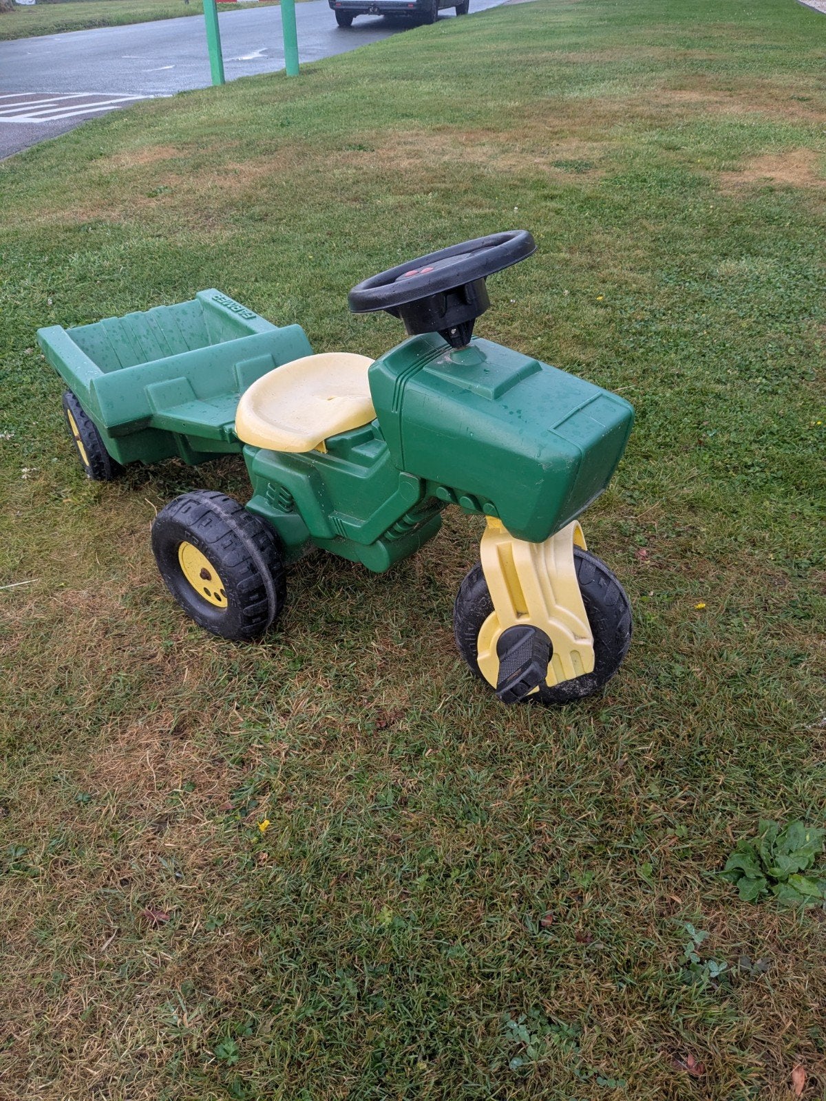 Nette groene traptrekker met kar voor kinderen, Kinderen en Baby's, Speelgoed | Buiten | Voertuigen en Loopfietsen, Ophalen, Gebruikt