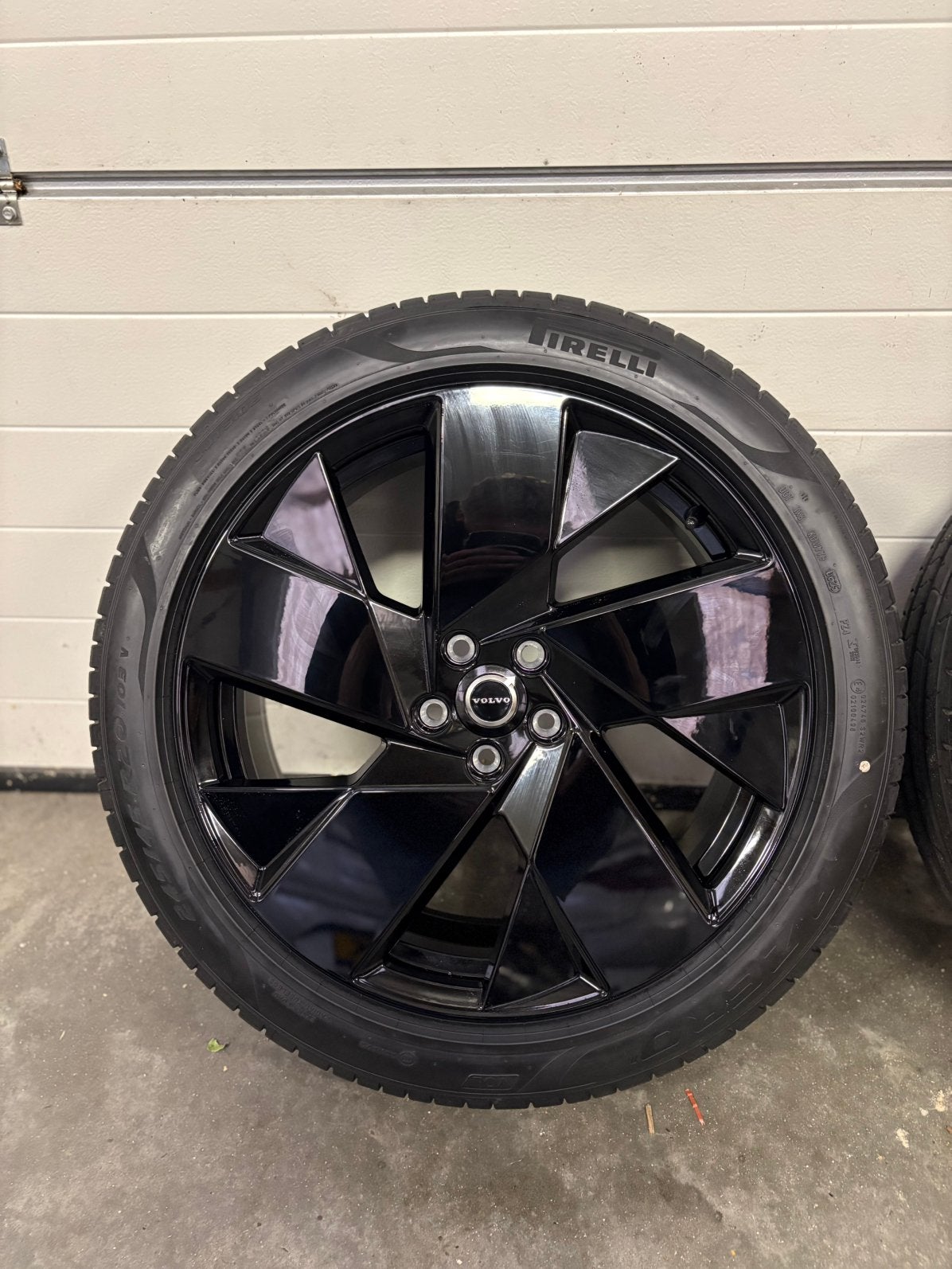NIEUW Volvo XC40 20 inch Black Edition zomerset Pirelli 2025, Auto-onderdelen, Banden en Velgen, 245 mm, Banden en Velgen, Nieuw