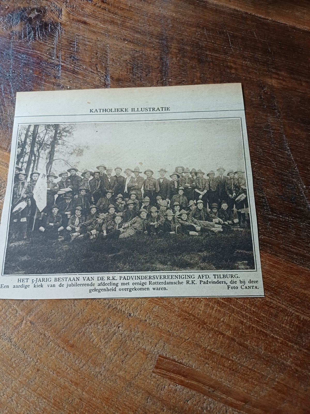 knipsel 5 jaar padvinders Tilburg 1918, Verzamelen, Ophalen of Verzenden, Gebruikt, Embleem, Speld of Insigne