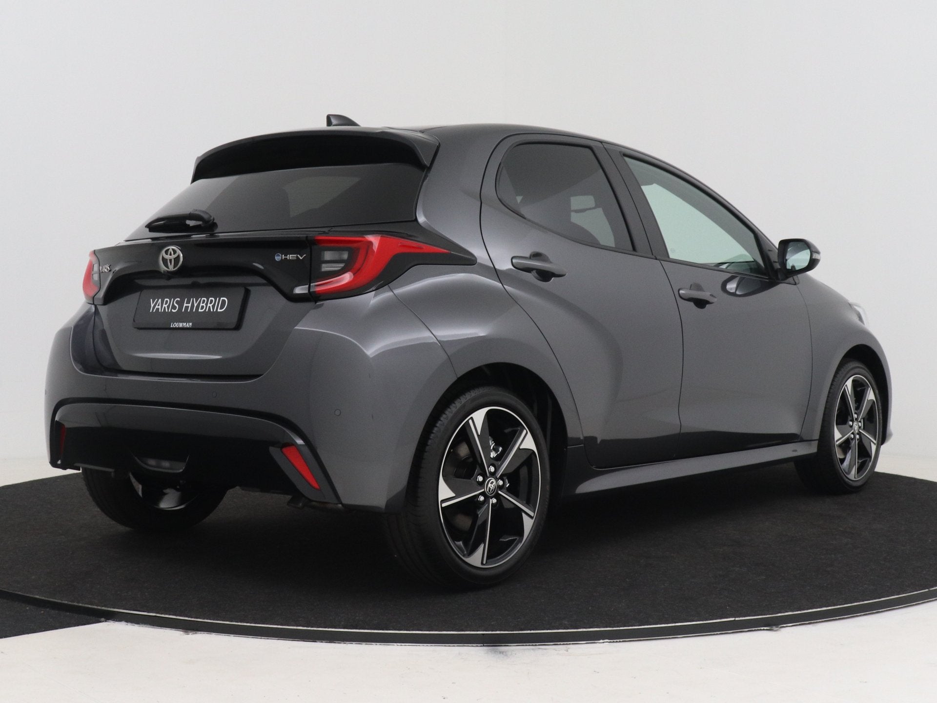 Toyota Yaris 1.5 Hybrid 130 Executive *DEMO* | Metaallak | C, 450 kg, 450 kg, Hybride Elektrisch/Benzine, 3 cilinders