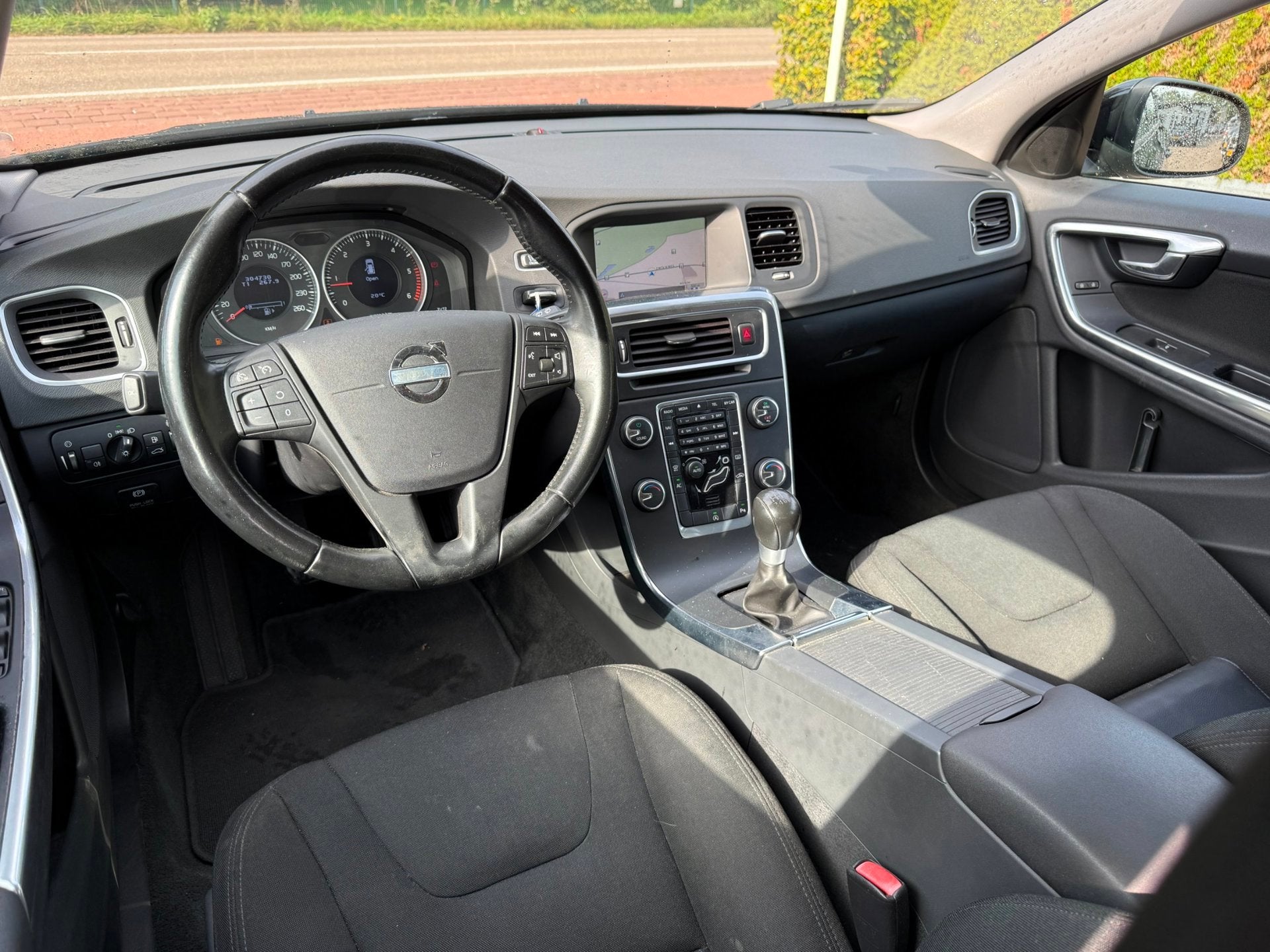 Volvo V60 2.0 D3 Momentum ECC CRUISE NAVI LMV PDC, Auto's, Voorwielaandrijving, Euro 5, Gebruikt, 1984 cc