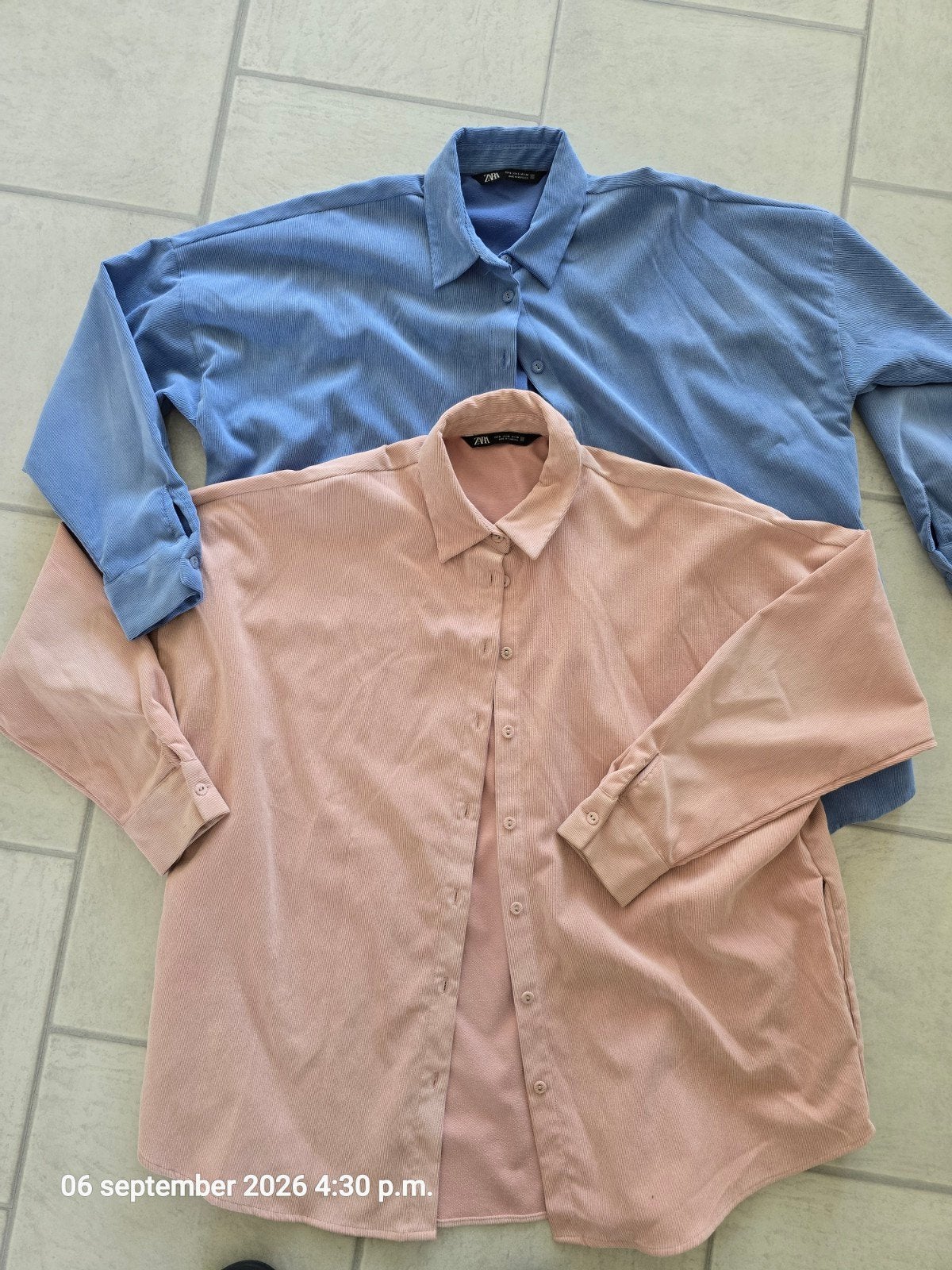 2 Zara ribfluwelen blouse (roze en blauw), Kleding | Dames, Blouses en Tunieken, Maat 38/40 (M), Zara, Ophalen of Verzenden, Zo goed als nieuw