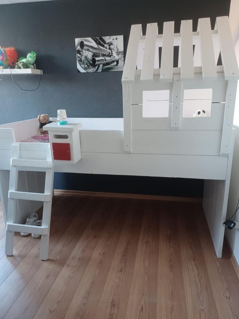 Unieke massief houten hoogslaper met huisje, Kinderen en Baby's, Kinderkamer | Stapelbedden en Hoogslapers, Ophalen, Hoogslaper