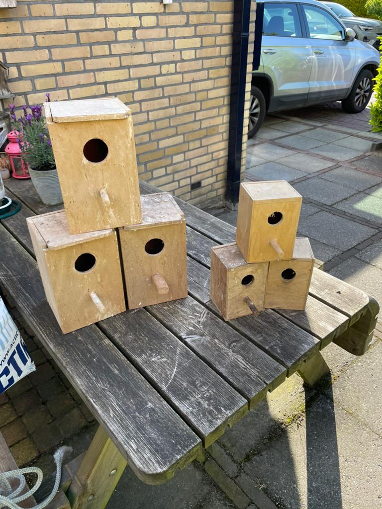 Vogelnestkastjes, Ophalen
