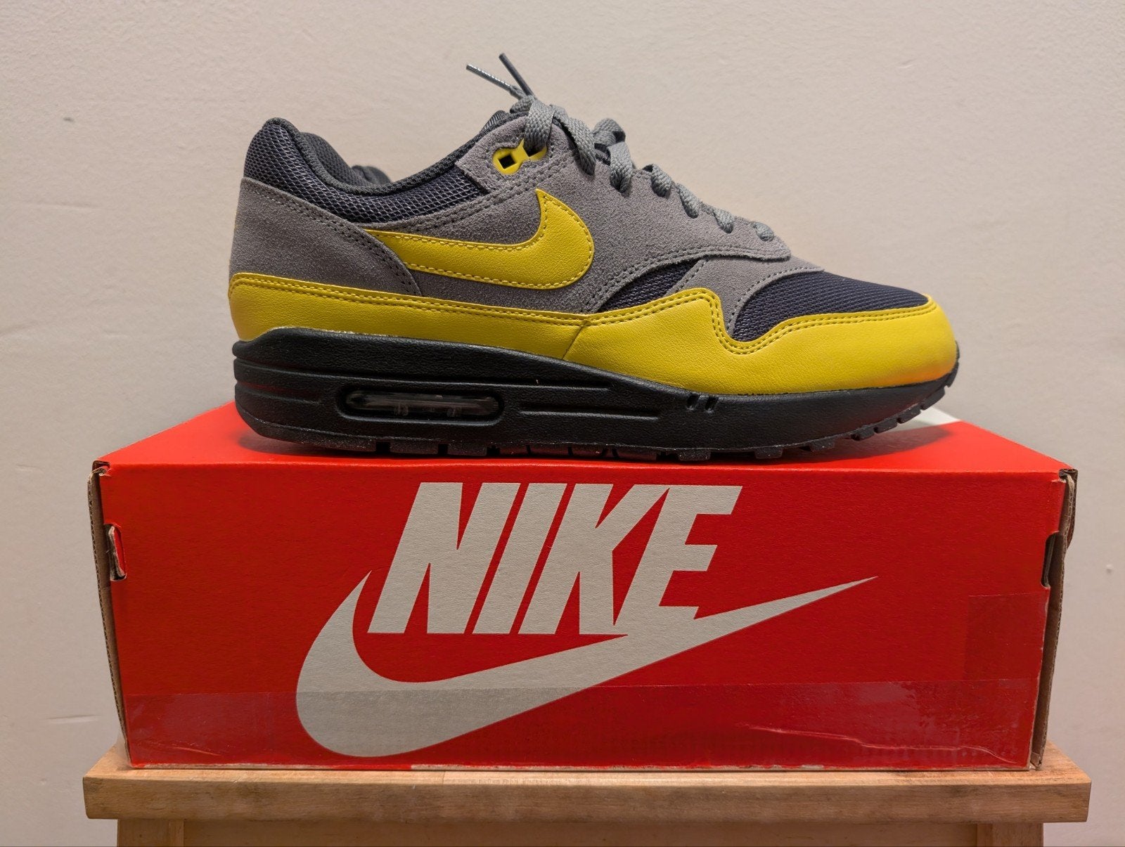 Nike Air Max 1 Essential Batman 42, Kleding | Heren, Nike air max, Overige kleuren, Nieuw, Ophalen of Verzenden