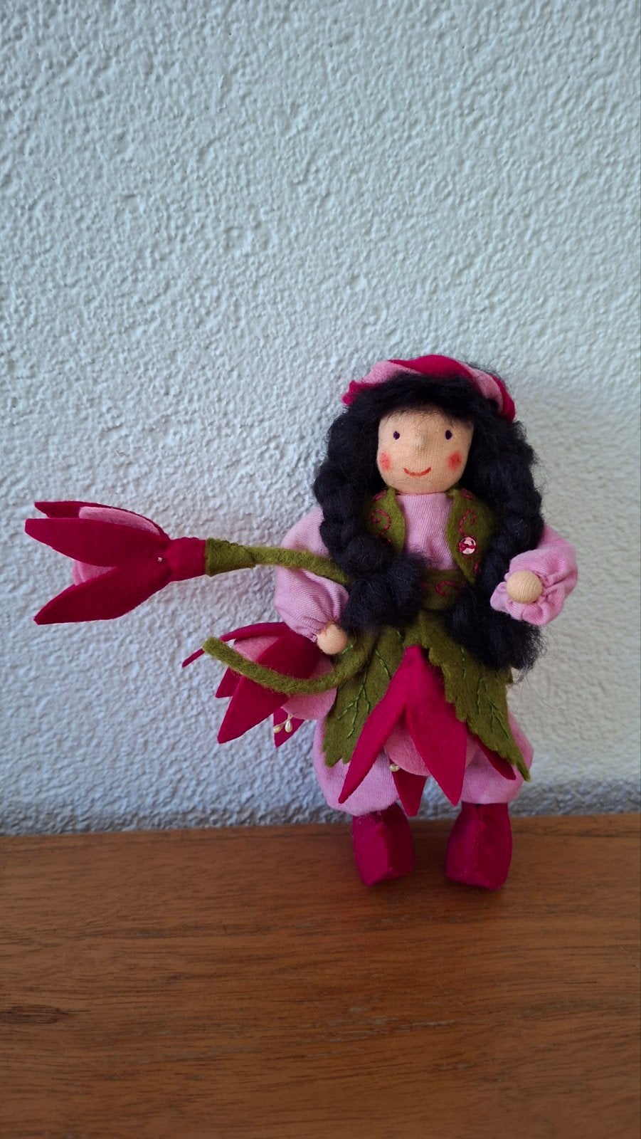 Fuchsia poppetje wolvilt, Ophalen of Verzenden, Nieuw, Figuurtje(s), Wolvilt