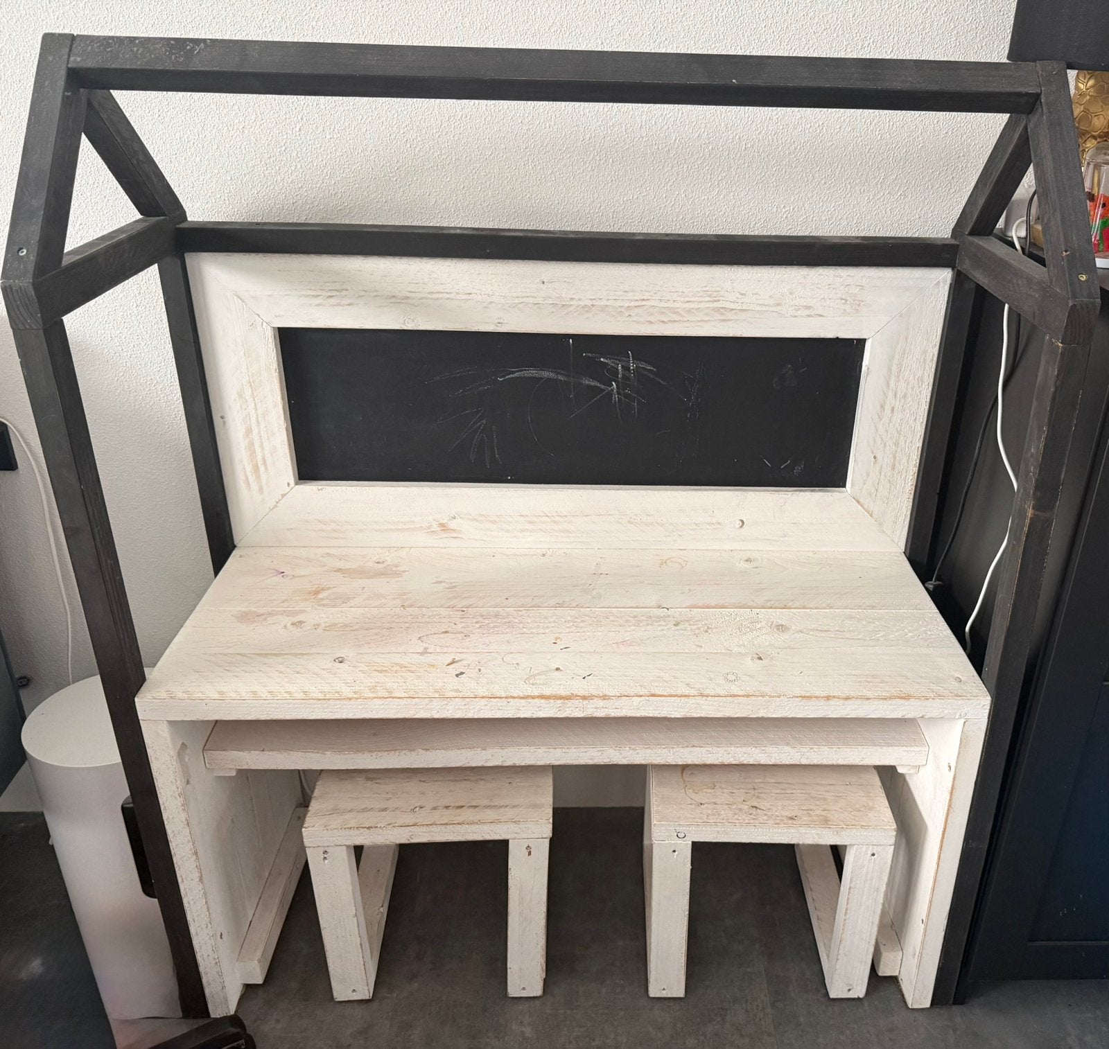 Bureau met twee krukjes gebruikt maar nog goed, Ophalen, Gebruikt, Tafel(s)