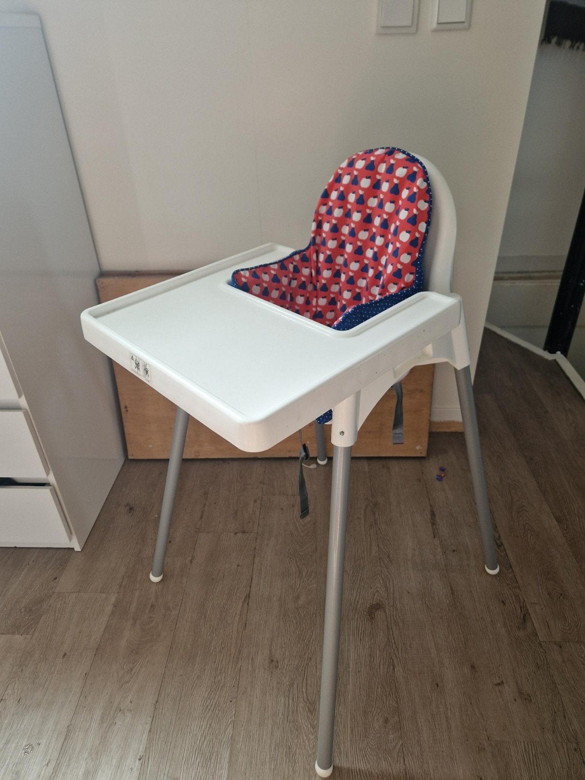Ikea Antilop kinderstoel met eetblad en kussentje, Ophalen, Zo goed als nieuw, Overige typen, Afneembaar eetblad