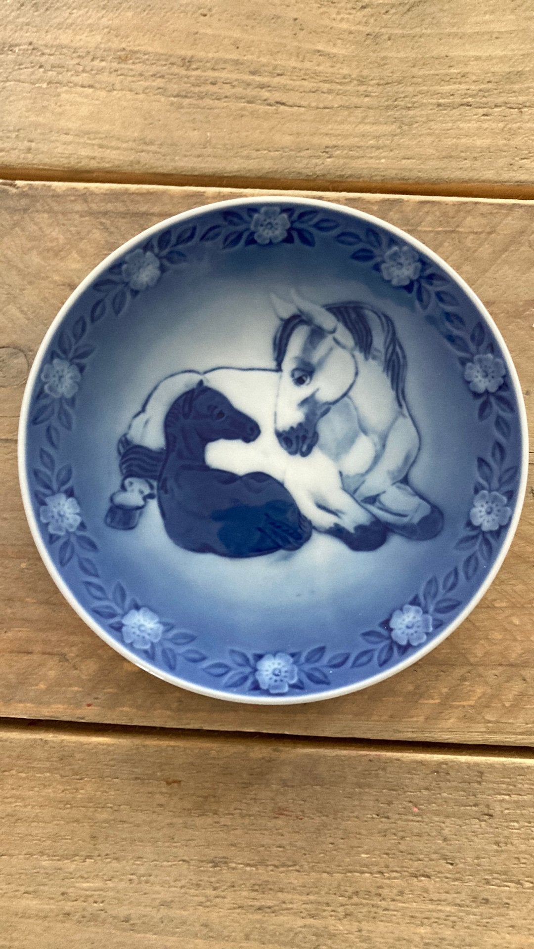 Royal Copenhagen | Sven Vestergaard | Moeder en Kind 1984 /3, Steen/keramiek, Ophalen of Verzenden, 2 cm, Blauw