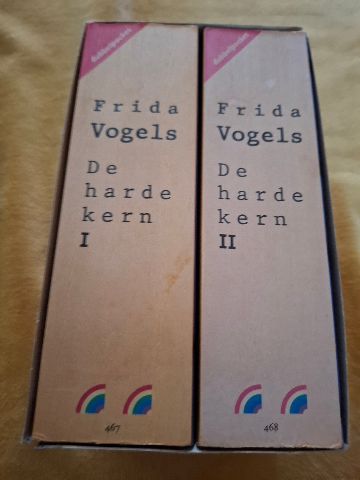 Frida Vogels - De harde kern deel I en II (Dubbelpocket), Ophalen of Verzenden, Gelezen, Frida Vogels