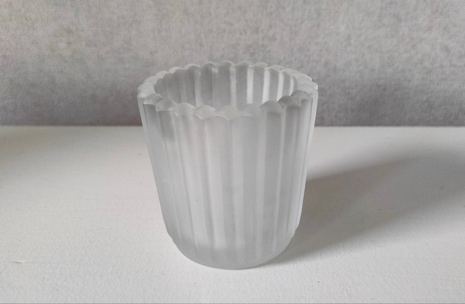 Waxinelichthouder van geribbeld wit gesatineerd glas 6,5 cm, Huis en Inrichting, Waxinelichthouder, Ophalen of Verzenden, 6 cm