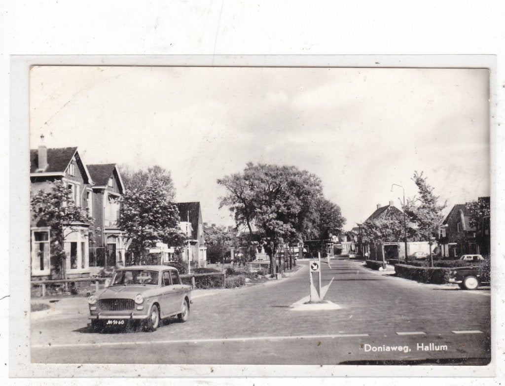 Hallum-Doniaweg et Oude Auto circa 1975, Verzamelen, Ansichtkaarten | Nederland, Verzenden, 1960 tot 1980, Gelopen, Friesland