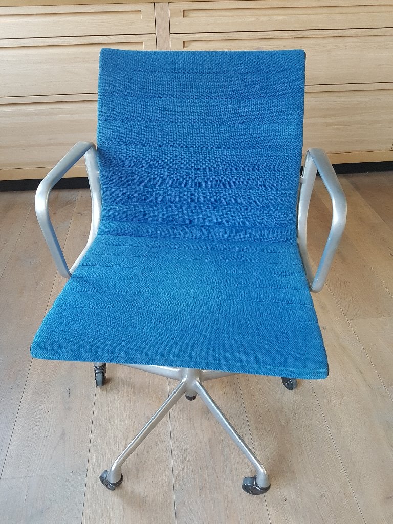 Eames bureaustoel EA 117 van Vitra in blauwe Hopsak stof, Ophalen of Verzenden, Gebruikt, Blauw, Bureaustoel