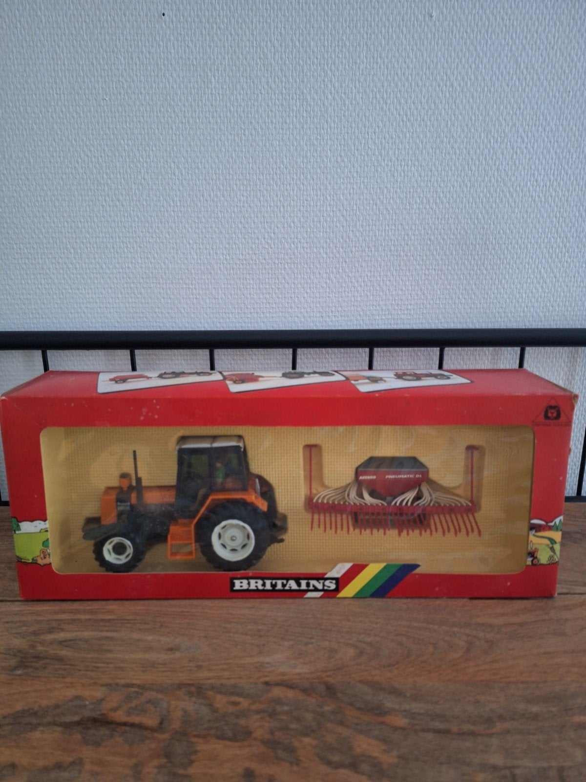 Britains Giftset Renault Tractor met Zaaimachine, Ophalen of Verzenden, Gebruikt, Tractor of Landbouw, Britains