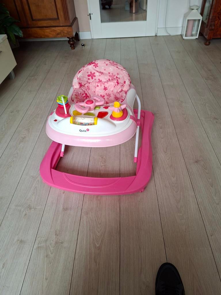 Roze loopstoel Qute met speelblad, Ophalen of Verzenden, Zo goed als nieuw