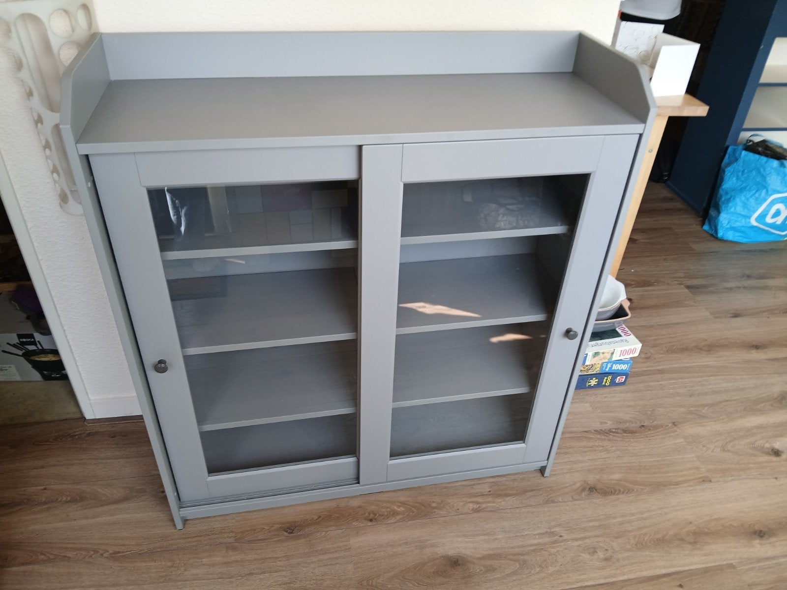 Grijze vitrinekast met glazen schuifdeuren, Ophalen, Zo goed als nieuw, 25 tot 50 cm, 150 tot 200 cm
