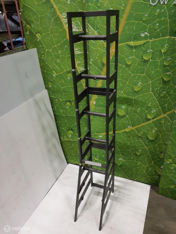 Metalen opslagrack , afm. ca. 25x45x165 cm, Gebruikt