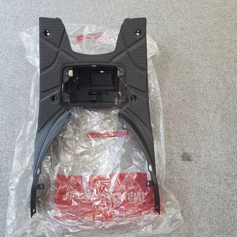 NIEUW treeplank SYM Mio 50 zwart voetplaat kap, Ophalen of Verzenden, Nieuw, Kap, SYM