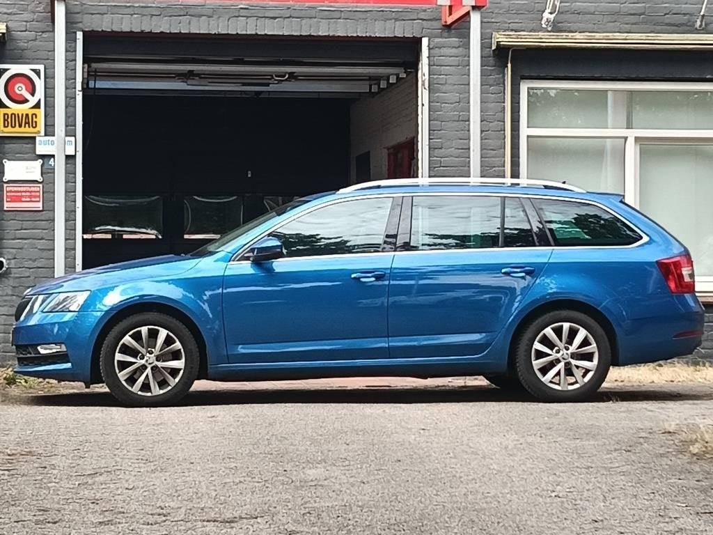 Skoda Octavia Combi 1.0 TSI Greentech Ambition Business Autm, Auto's, Euro 6, Blauw, Origineel Nederlands, 630 kg