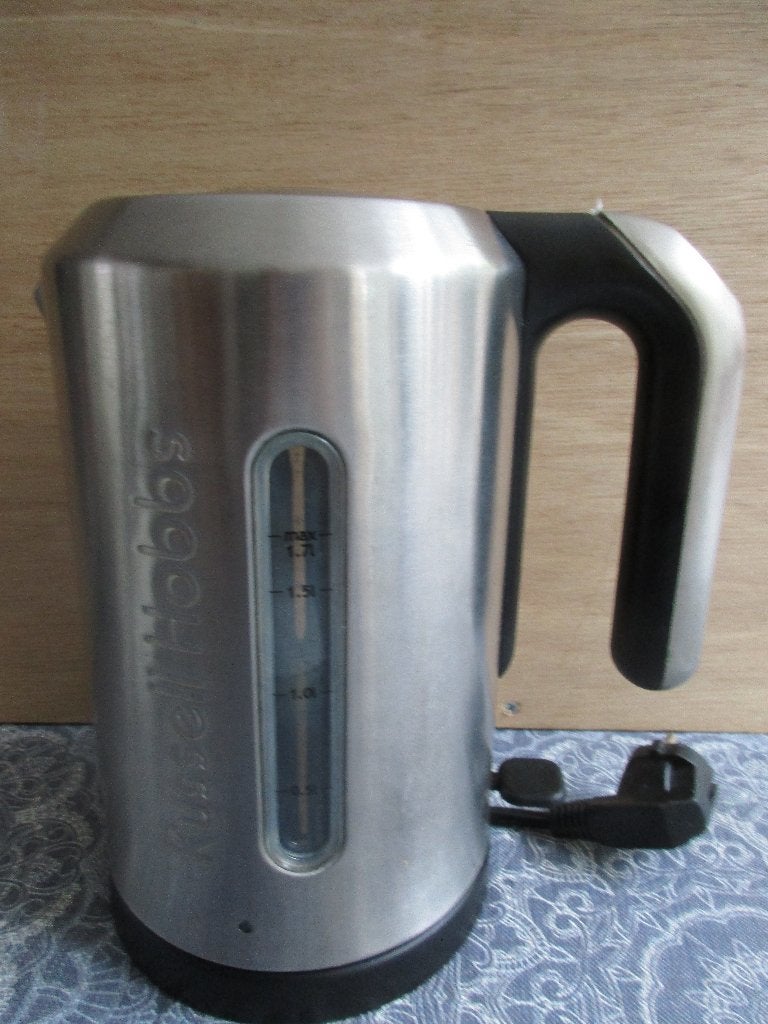 een goede rvs waterkoker Russel Hobbs - 1,7 l, Witgoed en Apparatuur, 1 tot 2 liter, Ophalen of Verzenden, Gebruikt, Rvs