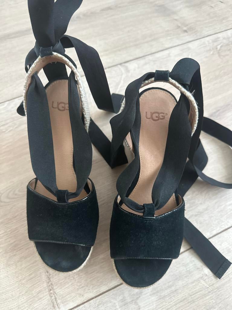 Ugg sleehakken met linten - zwart in maat 36, Ophalen of Verzenden, Zo goed als nieuw, Zwart, Sandalen of Muiltjes