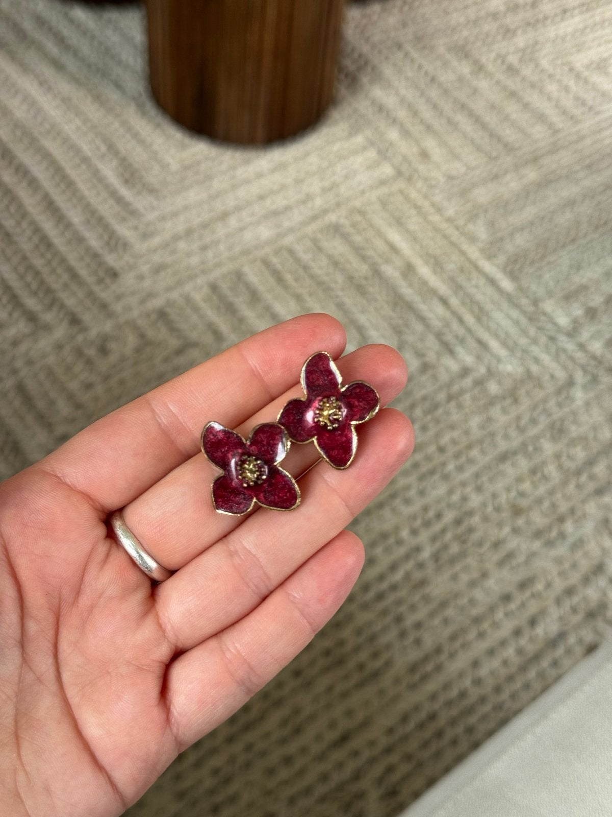 Mooie bloem oorbellen in het rood, Overige materialen, Gebruikt, Ophalen of Verzenden, Knopjes of Stekers