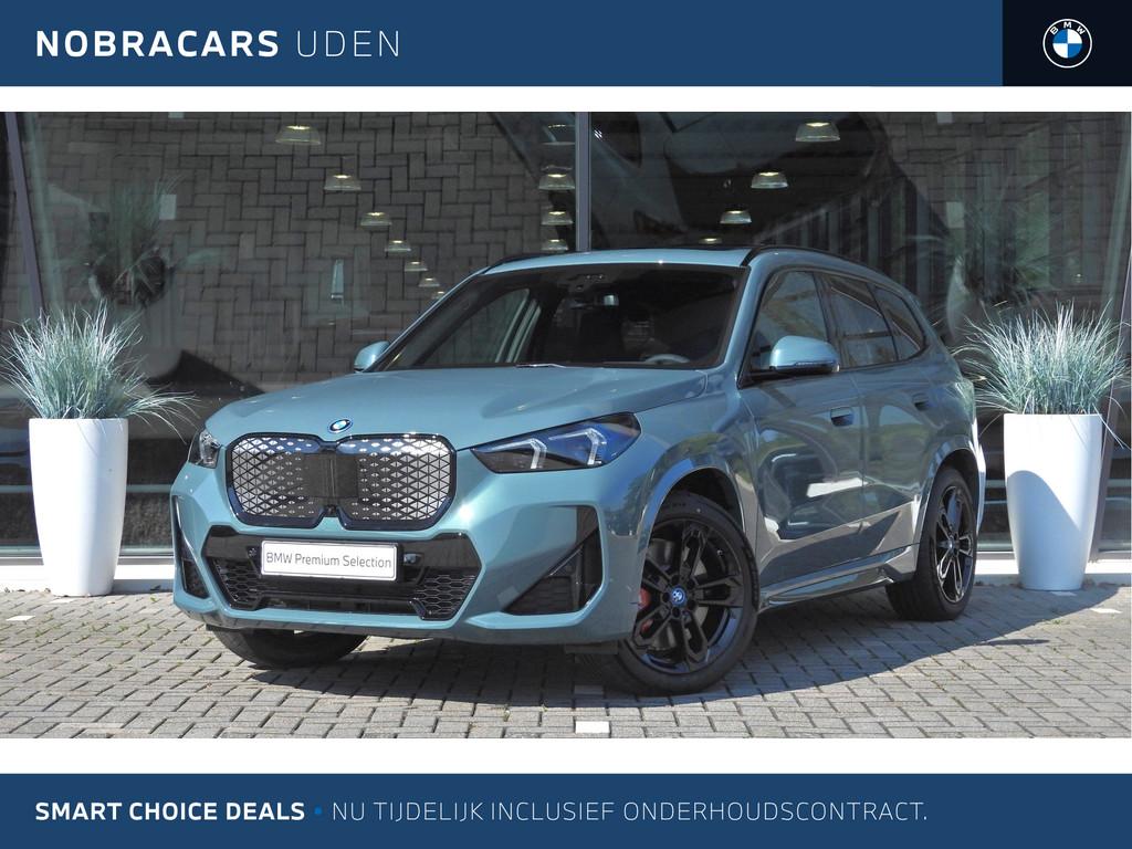 BMW iX1 eDrive20 M Sport / Panoramadak / Trekhaak / Sportsto, Auto's, Stoelverwarming, Met garantie (alle), Origineel Nederlands