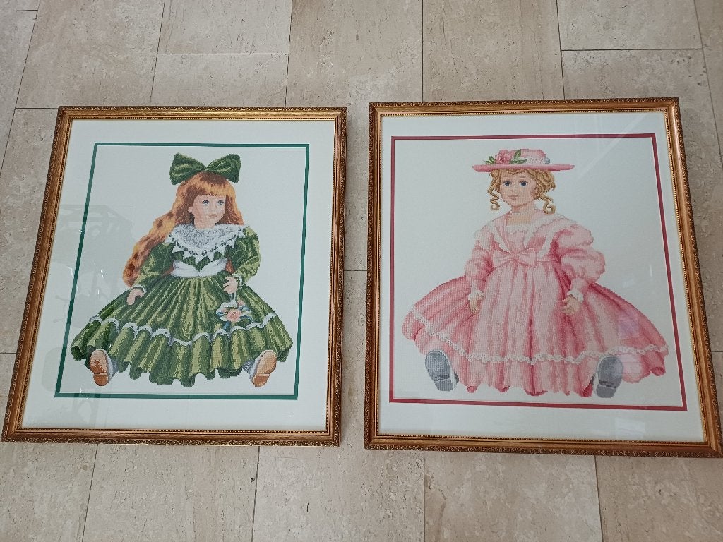 2 Borduurwerken, pop groen/roze, ingelijst in fraaie lijst, Ophalen, Gebruikt, 62 cm, Overige typen