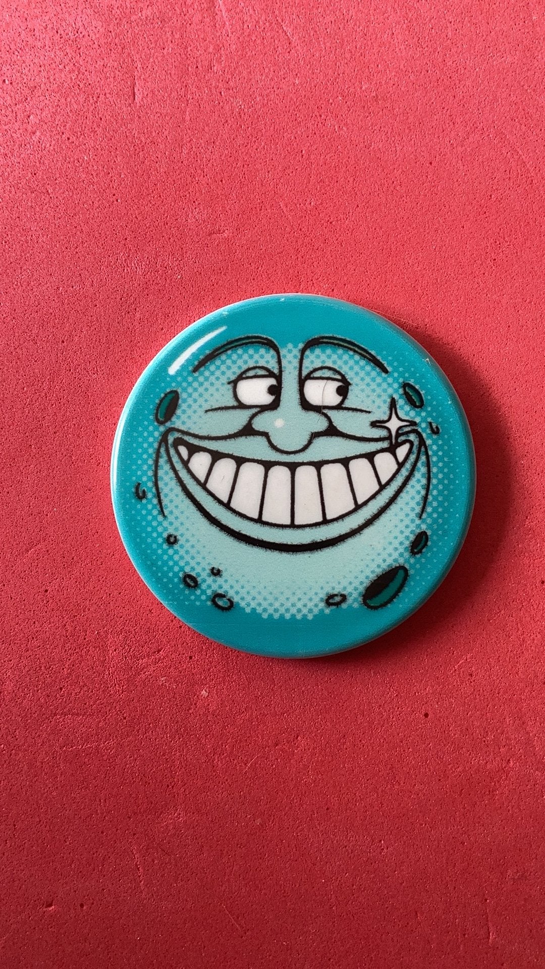 Button smiley/lachebek, Verzenden, Zo goed als nieuw, Figuurtje, Button