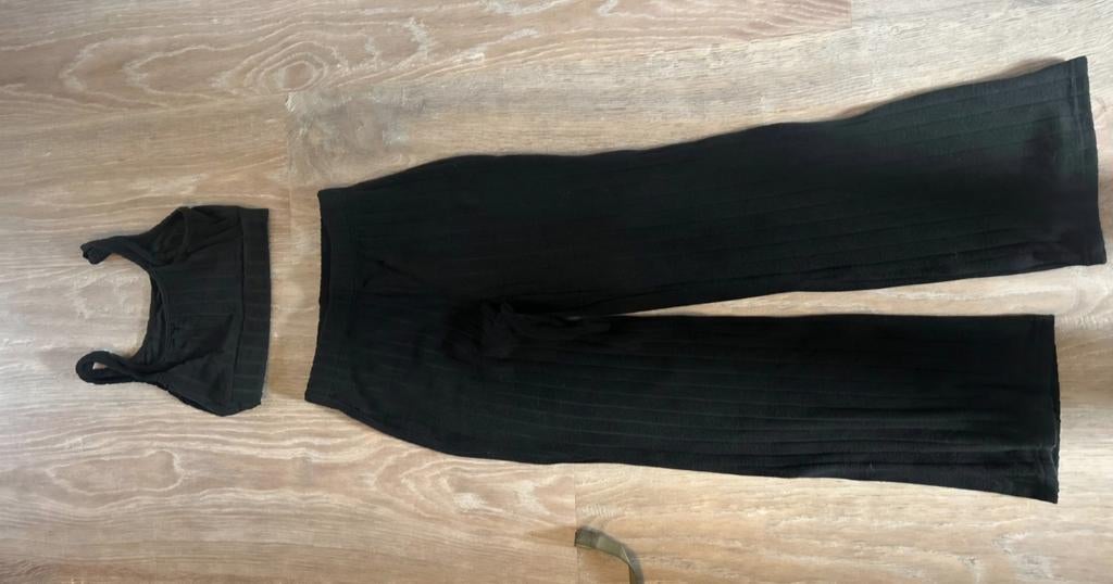 Zwart geribbeld setje - crop top en broek, Zwart, Ophalen of Verzenden, Zo goed als nieuw, Maat 36 (S)