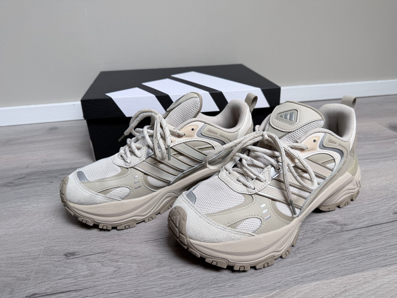 Adidas  Shadow Fever- Maat 45 1/3 - Zo goed als nieu, Ophalen of Verzenden, Zo goed als nieuw, Beige, Sneakers of Gympen
