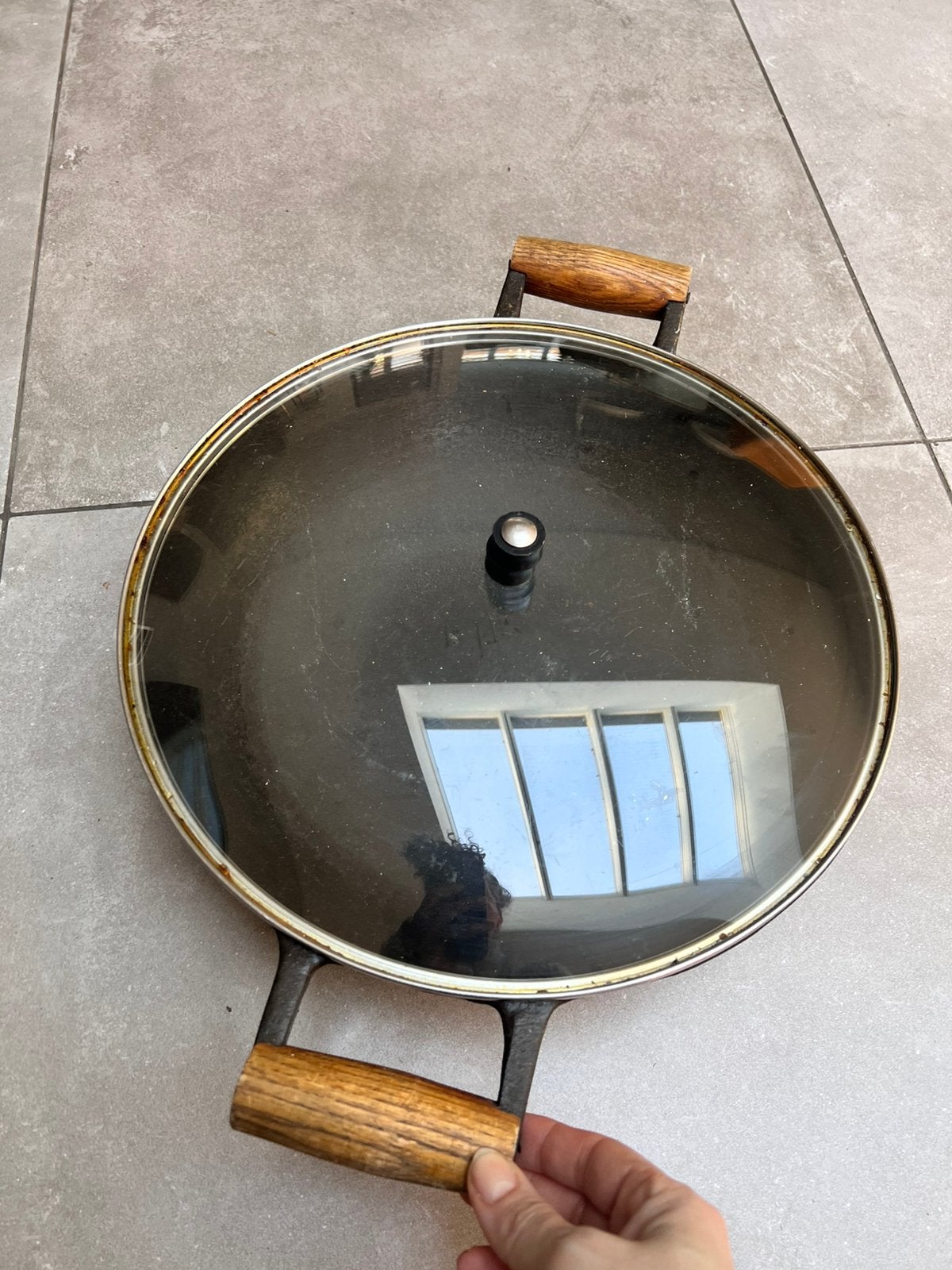GIETIJZER GIETIJZEREN WOK GROOT FORMAAT MET GLAZEN DEKSEL, Huis en Inrichting, Keuken | Potten en Pannen, Gebruikt, Gietijzer