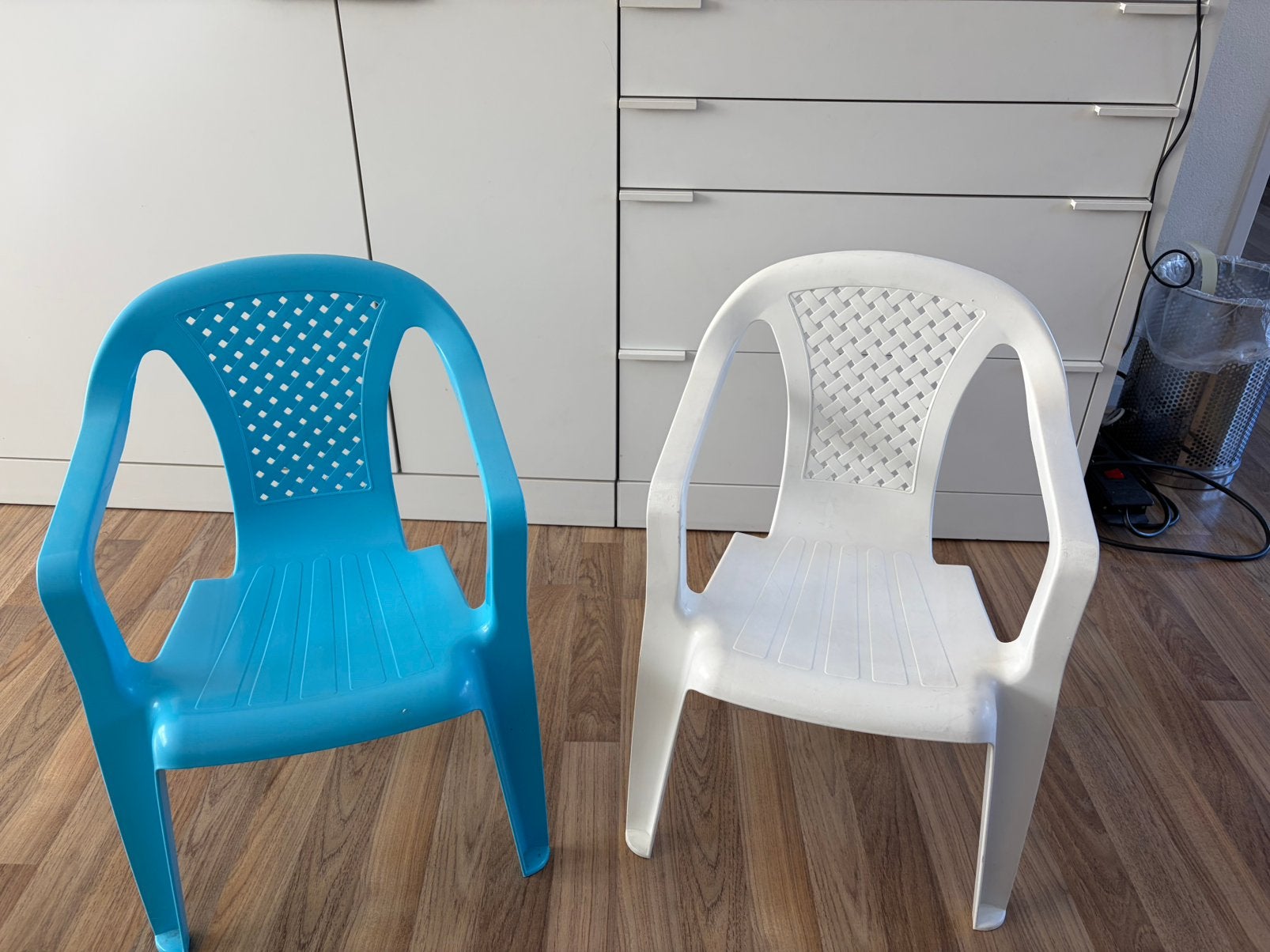 Twee plastic tuinstoeltjes, Tuin en Terras, Tuinstoelen, Ophalen, Zo goed als nieuw, Plastic, Stapelbaar