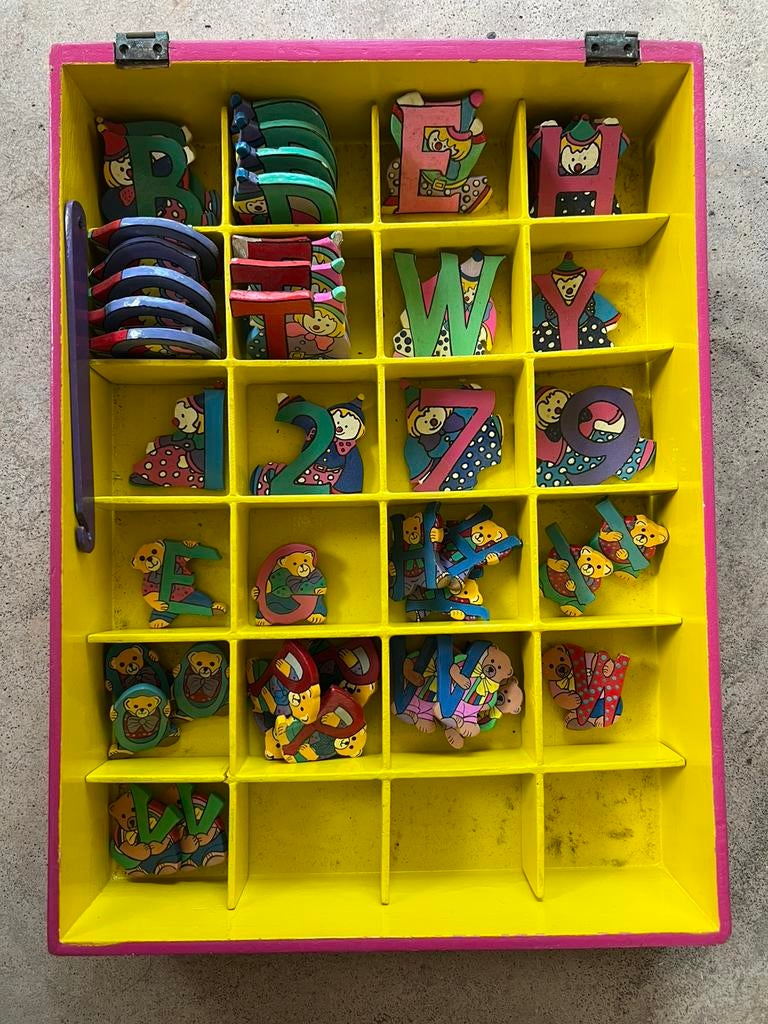 Houten doos met 45 houten speldjes broches voor kinderen, Ophalen of Verzenden, Nieuw