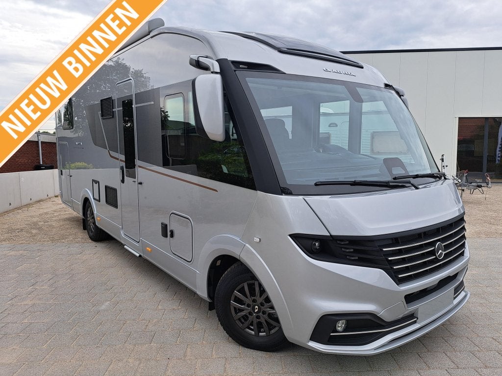 Adria Supersonic 780 SL met Luxe Cabinestoelen., Caravans en Kamperen, 7 tot 8 meter, Bedrijf, Adria, Koelkast