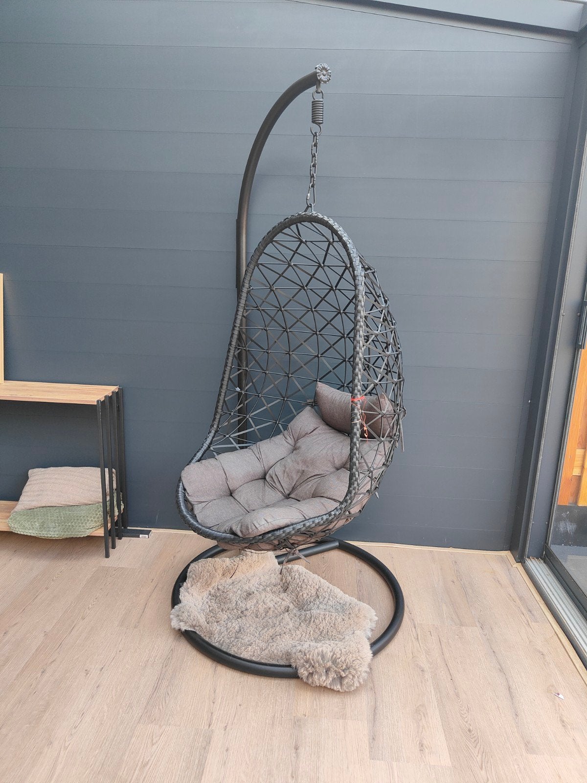 Xenos Comfortabele hangstoel met standaard en kussen, Ophalen, Modern, Lounge, Zo goed als nieuw, Stof