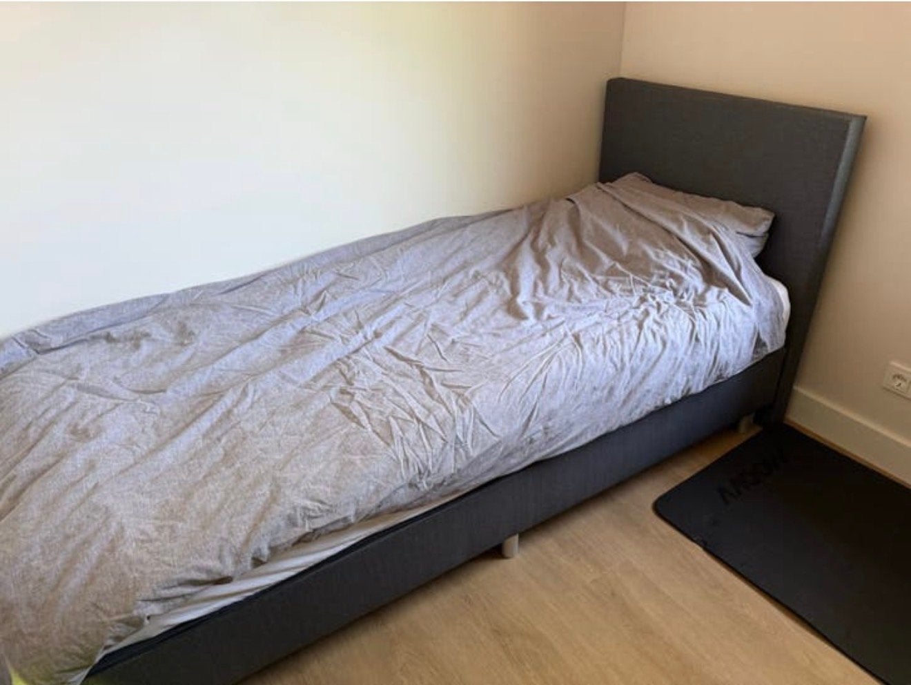 Comfortabel eenpersoonsbed met hoofdbord, Ophalen, Gebruikt, 90 cm, Eenpersoons
