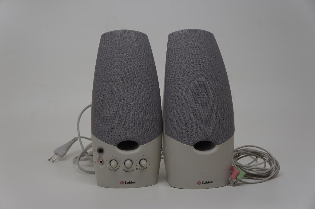 Labtec stereo Computer speakers LCS-1070  interne versterker, Ophalen of Verzenden, Gebruikt