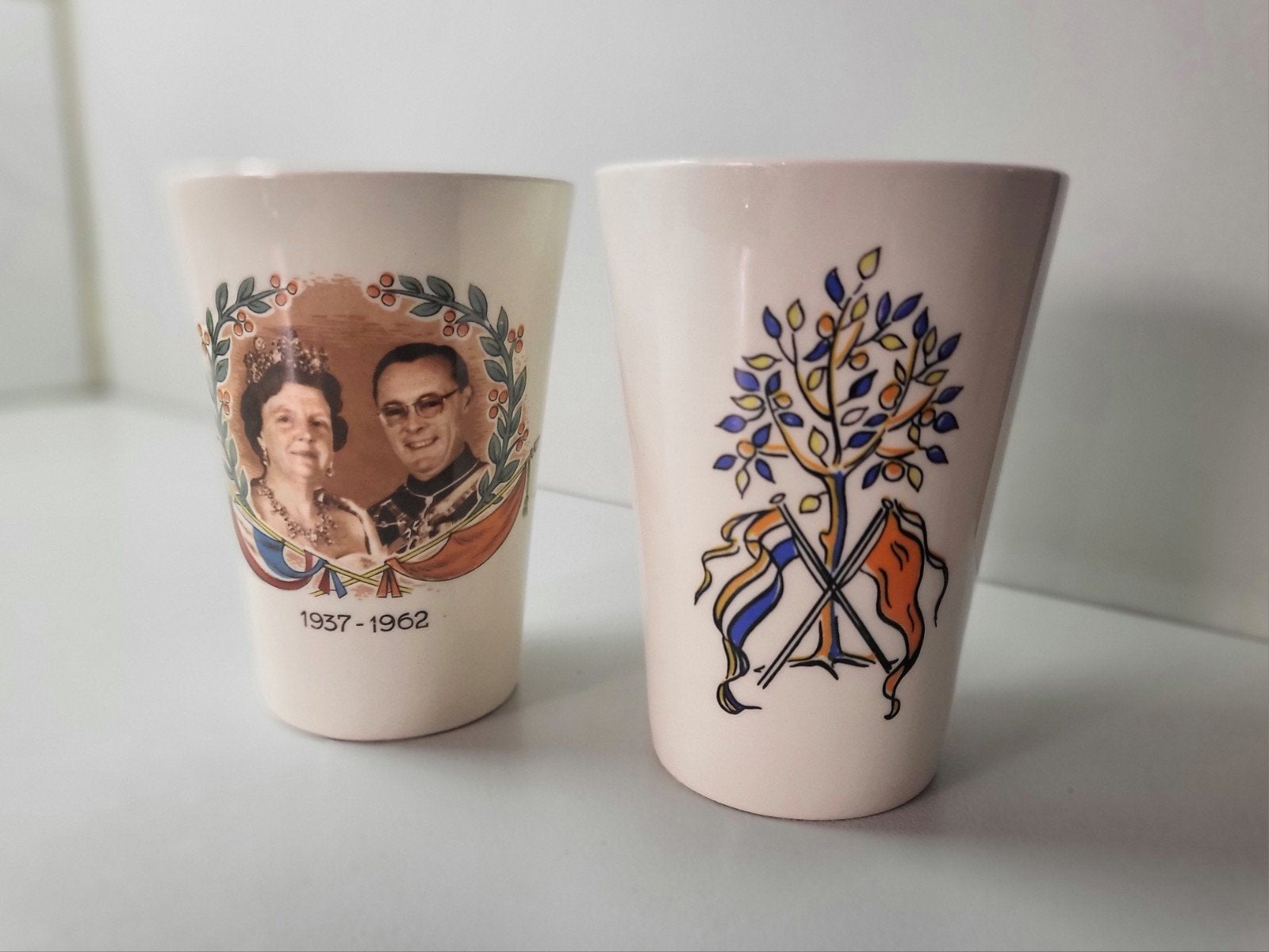Twee bekers herdenkingsobjecten, Verzamelen, Ophalen, Zo goed als nieuw, Nederland, Servies
