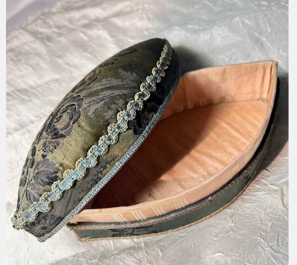 Heel oud antiek doosje, stof lint, Maat 19 X 9 X 7 cm, Ophalen of Verzenden