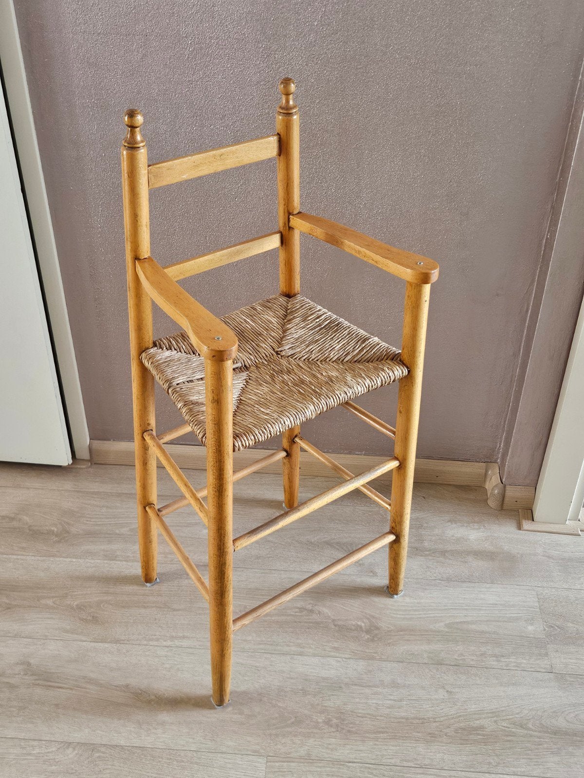 Antieke stoel  voor peuter.  Tafelhoogte goede staat, Huis en Inrichting, Stoelen, Ophalen, Bruin, Eén