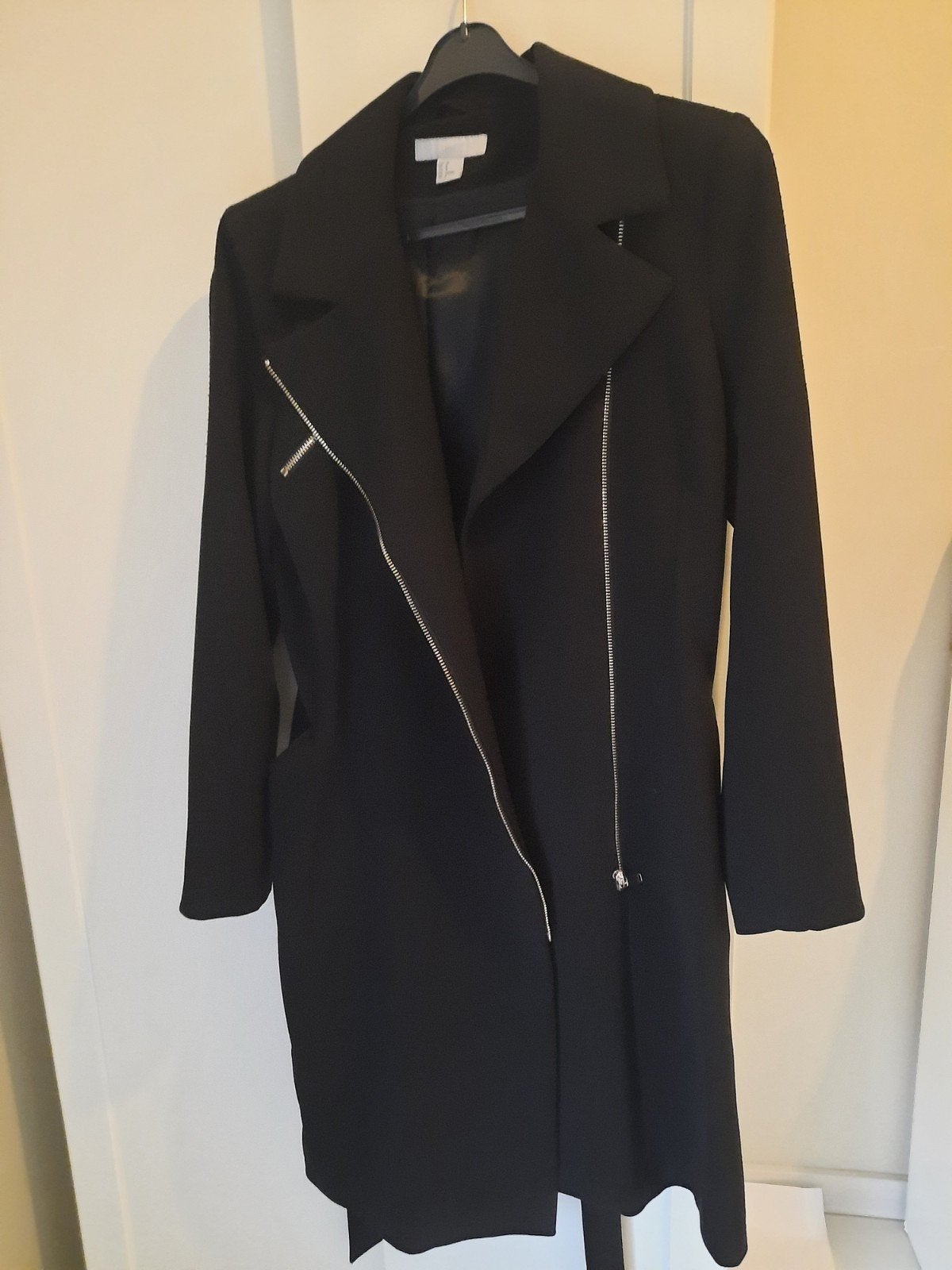 Mooie zwarte damesmantel / jas met rits - Zo goed als nieuw, Kleding | Dames, Ophalen of Verzenden, Zo goed als nieuw, Zwart