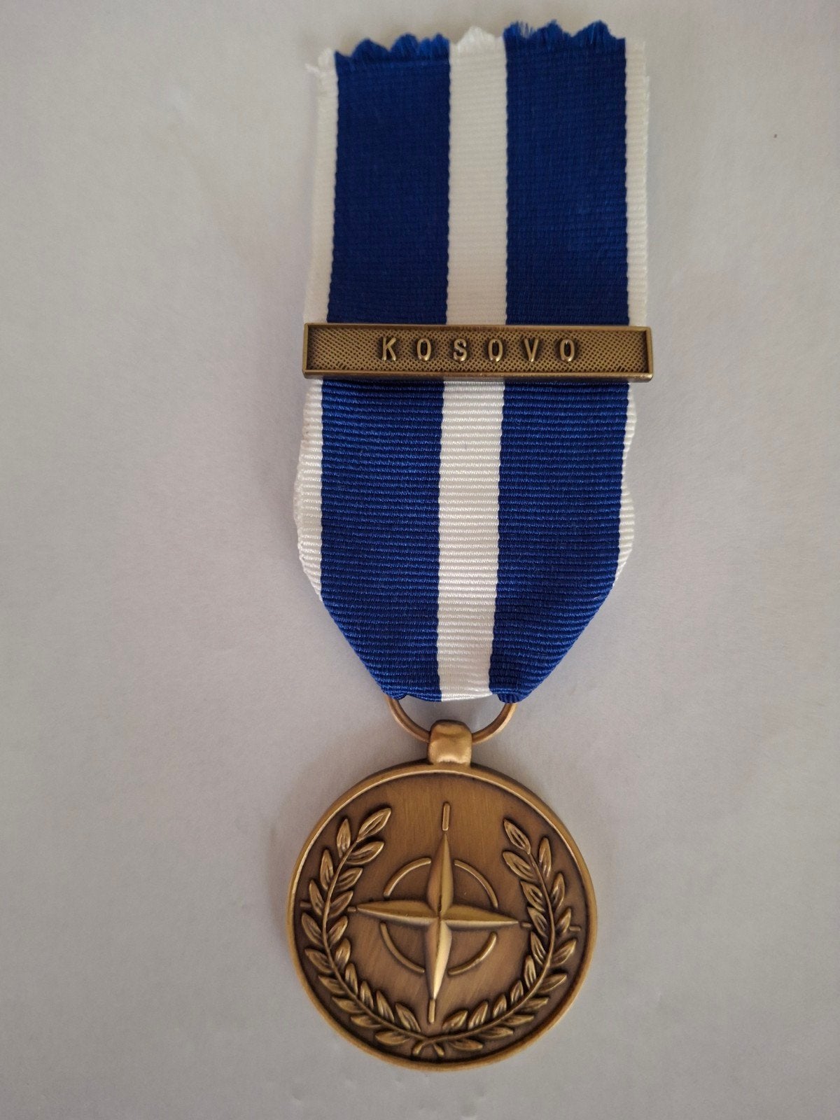 Medaille NATO Kosovo, Ophalen of Verzenden, Landmacht, Nederland, Lintje, Medaille of Wings