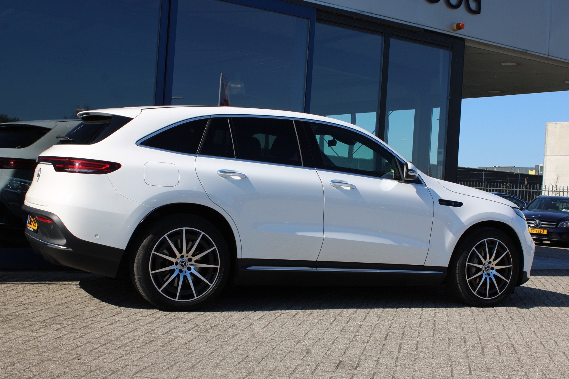 Mercedes-Benz EQC 400 4MATIC 80kWh (SOH 96,71%) Business Sol, Automaat, 392 km, Zwart, Wit
