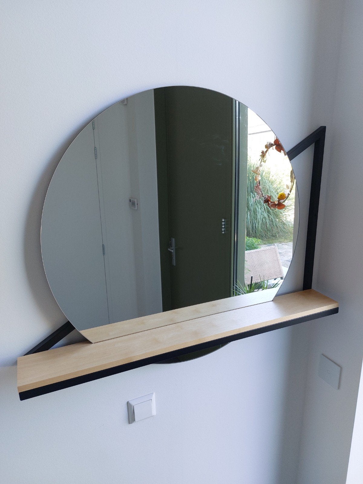 Ronde spiegel met houten plank - Modern design, Rond, Ophalen of Verzenden, Zo goed als nieuw, 75 tot 100 cm