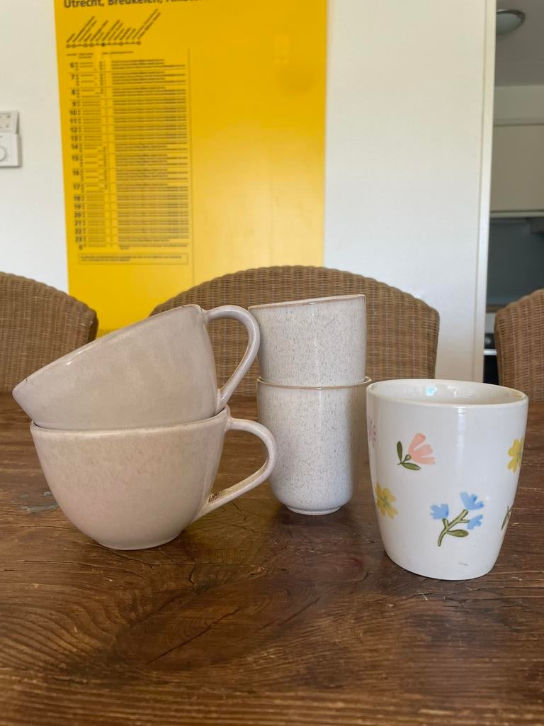 Mokken H&M Home en Dille & Kamille, Ophalen of Verzenden, Zo goed als nieuw, Overige stijlen, Kop(pen) en/of Schotel(s)